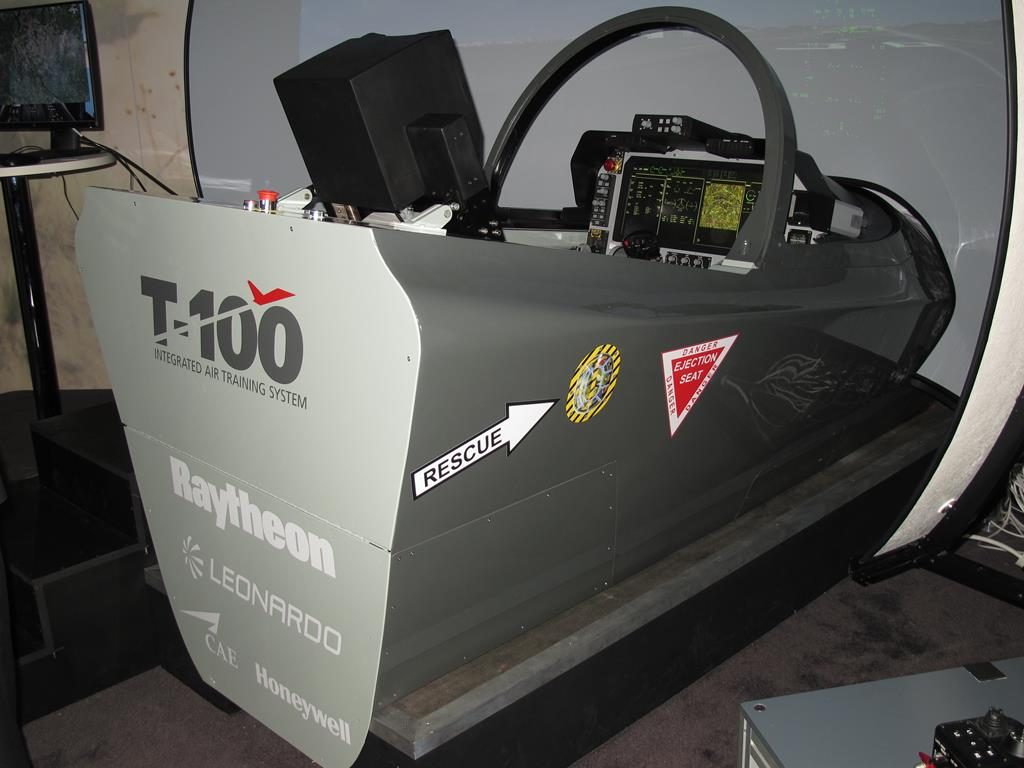 The T-100 simulator exhibited in the Raytheon stand. It already featured the large area display required by the USA: (P. Valpolini)