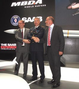 From left to right, Antoine Bouvier, MBDA CEO, Maj.Gen. Mats Hegesson, Swedish Air Force CoS, and Håkan Busche, Saab CEO, shake hands after the ceremony that marked the IOC of the Meteor missile on Swedish Air Foce Gripens. (P. Valpolini)