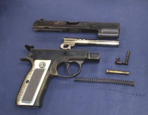 Stripping down the first production CZ 75,a piece of history in the handguns field. (P. Valpolini)