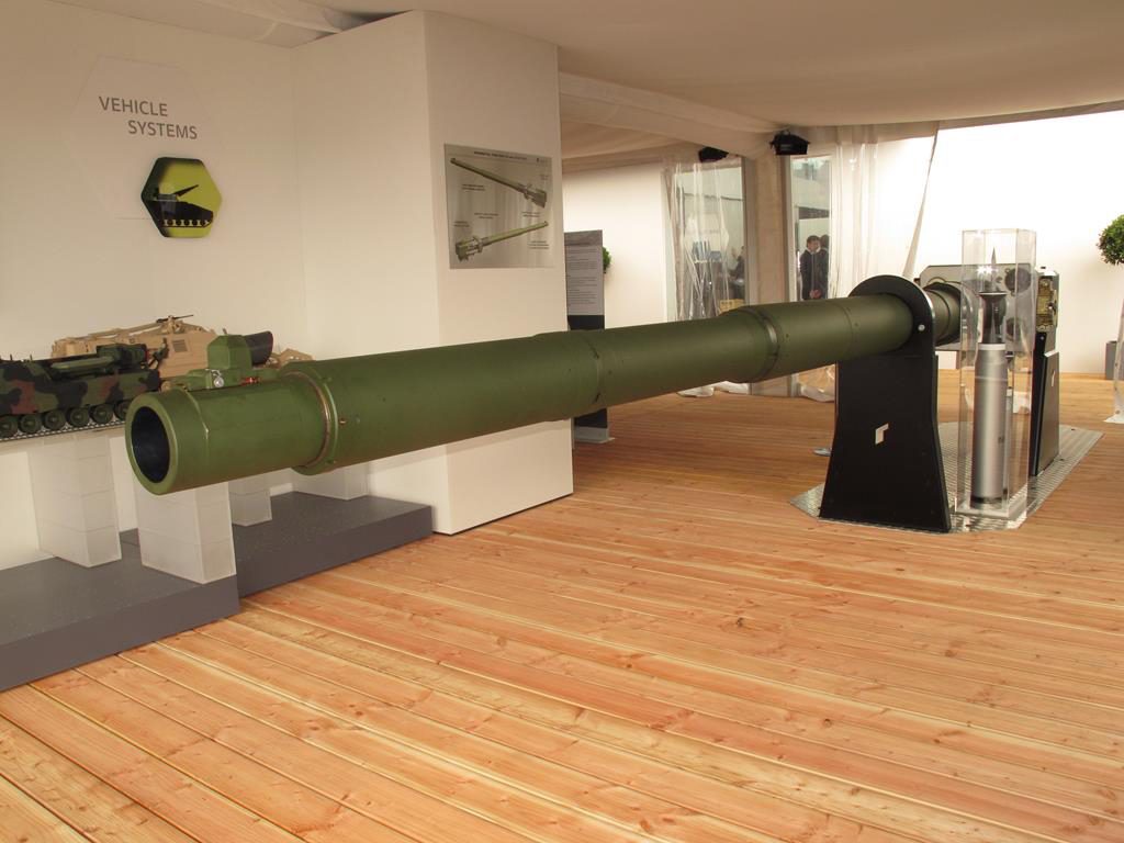 The 130 mm tank gun developed by Rheinmetall will soon undergo its first firing trials. (Photo P. Valpolini)
