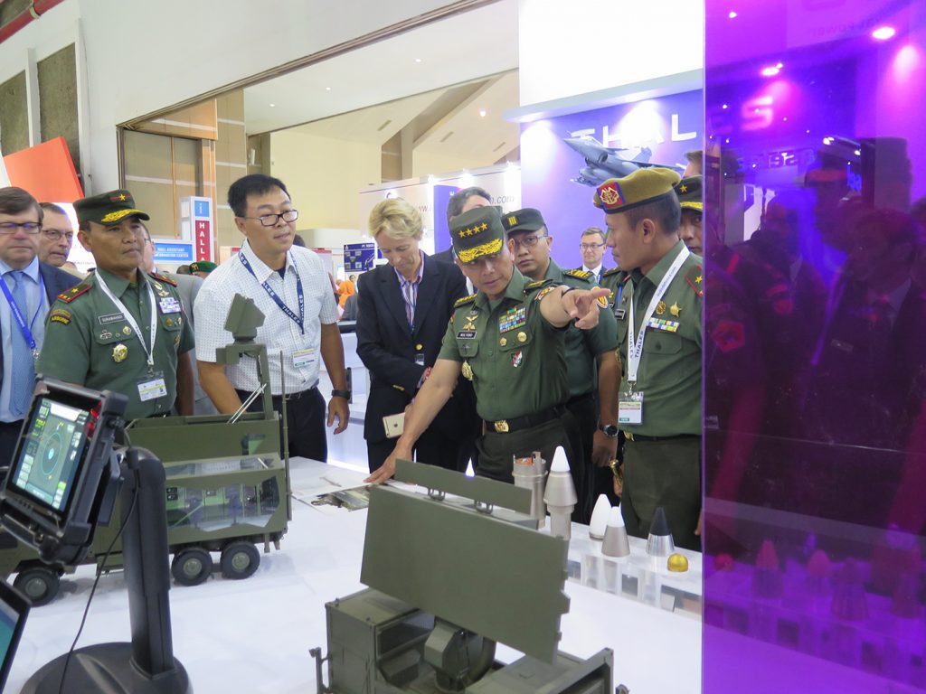 Army Chief of Indonesia General MULYONO with the Thales director for Asia at Thales booth