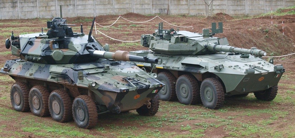 The Centauro II, left, and its predecessor, right. Bigger, more protected, with a greater firepower and linkable to the networked environment, these the main features of the new platform. (Photo P. Valpolini)