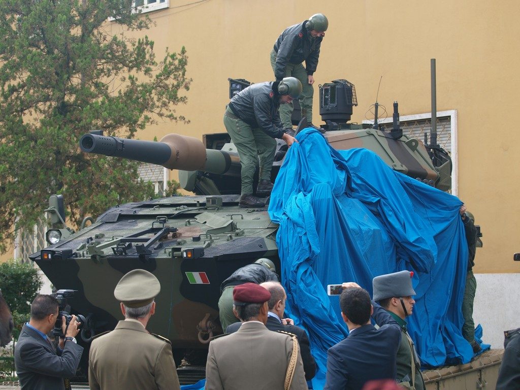 The unveiling of the Centauro II; the vehicle then moved to the cross-country training area. (Photo P. Valpolini)