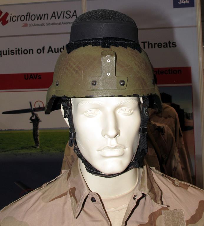 Installed on top of the helmet Microflown Avisa mini-AMMS warns the soldier of incoming fire, giving him the grids of the shooter. © P. Valpolini