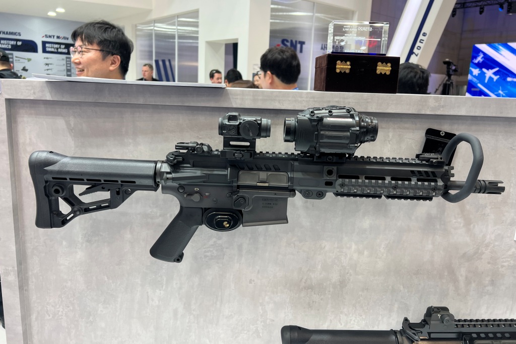 ADEX 2025 – SNT Motiv K13A1, South Korea’s next-generation assault rifle redefines battlefield versatility
